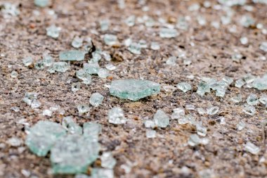 Arabanın kırık ön camının kırıkları.