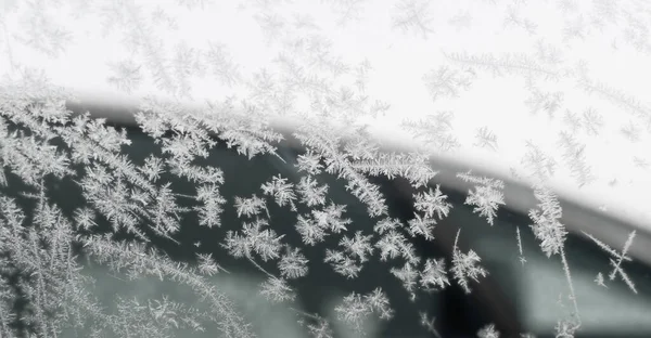 Autoglas Mit Gefrorenem Frost Mit Einer Vielzahl Von Mustern Überzogen — Stockfoto