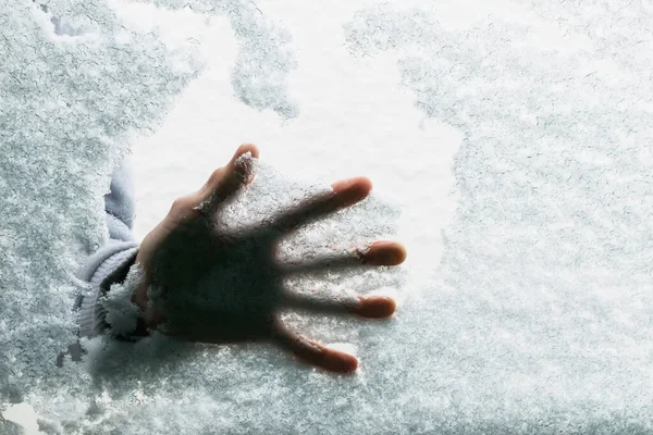 Menselijke Handen Het Bevroren Glas Met Sneeuw Auto — Stockfoto