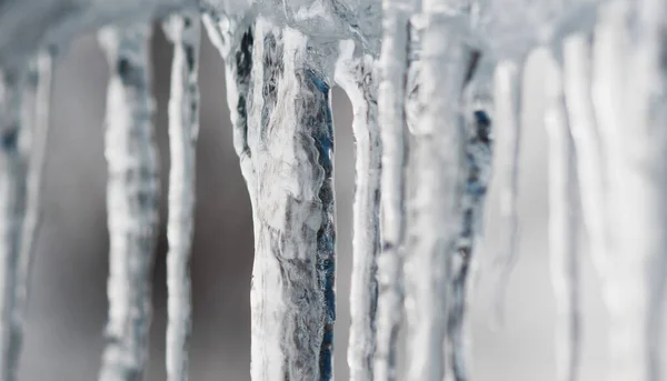 冬は屋根から吊るされた氷柱 — ストック写真