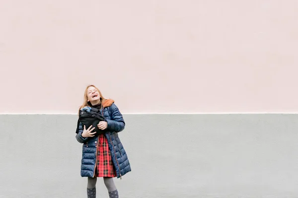 穿着秋装 提着手提包 心情很好的少女 — 图库照片