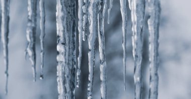 Donmuş buz sarkıtları kışın çatıda sallanıyor.