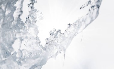 Donmuş buz sarkıtları kışın çatıda sallanıyor.