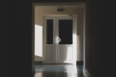 Büyük bir ofis kapısı olan bir koridorun renkli bir görüntüsü.