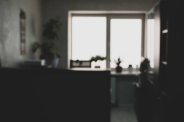 Resepsiyon masası olan bir ofisin bulanık görüntüsü