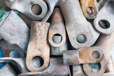 Bir sürü demir olmayan metal parçası.