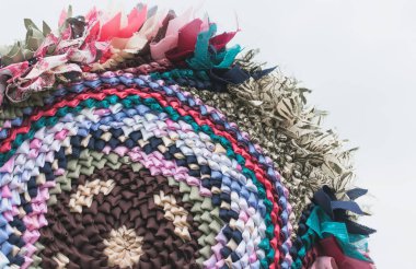 Farklı kumaşlardan dikilmiş bir halı.