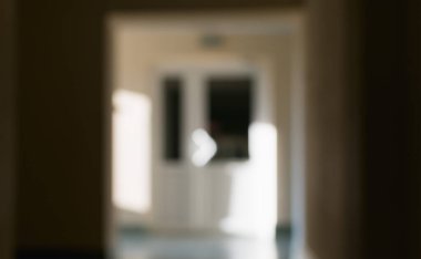 Ofis kapısı ve penceresi olan bir koridorun bulanık görüntüsü.