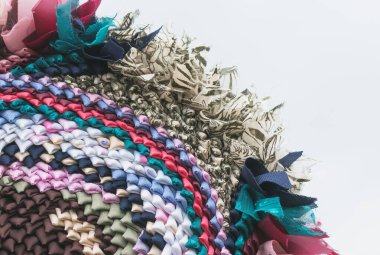 Farklı kumaşlardan dikilmiş bir halı.