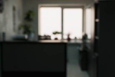 Resepsiyon masası olan bir ofisin bulanık görüntüsü