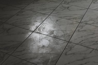 Ayakkabı izleriyle seramik seramik seramik karoların görüntüsü