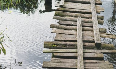 Küçük bir nehrin üzerinde eski ahşap bir köprü