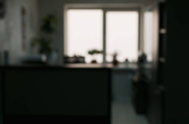 Resepsiyon masası olan bir ofisin bulanık görüntüsü