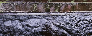 Nehirde akan suyun bulanık bir görüntüsü.