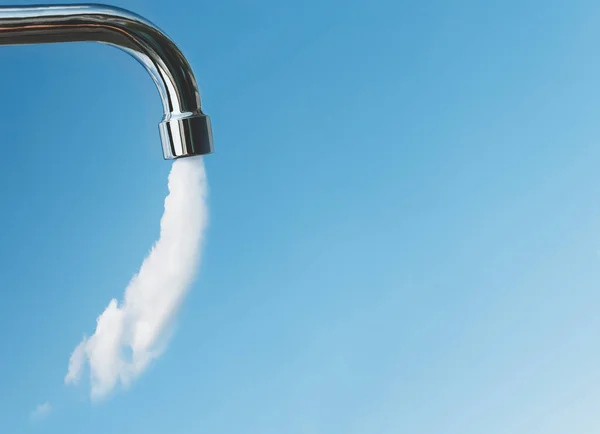 Grifo Agua Fondo Del Cielo Con Nubes —  Fotos de Stock