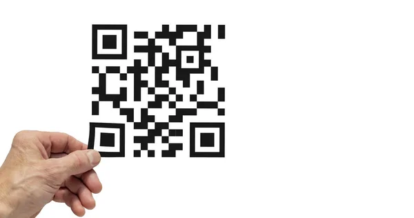 Bir işçi plastik bir yüzeyden QR kodlu bir filmi kaldırır.