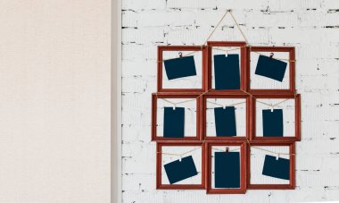 Dekoratif bir duvarda asılı birkaç fotoğraf çerçevesi.