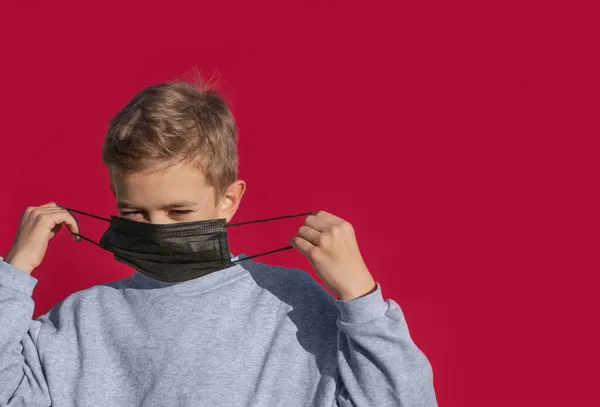 Mały Chłopiec Zakłada Ochronną Maskę Medyczną — Zdjęcie stockowe