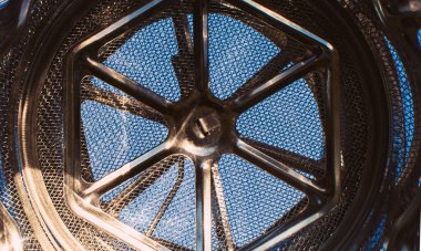 Parlak metalden yapılmış mutfak aletinin bir parçası.