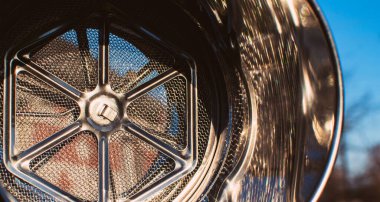 Parlak metalden yapılmış mutfak aletinin bir parçası.