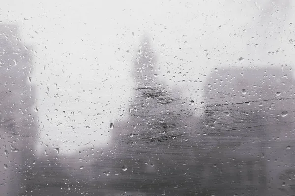 Σταγόνες Βροχής Στο Γυαλί Ενός Πλαστικού Παραθύρου — Φωτογραφία Αρχείου