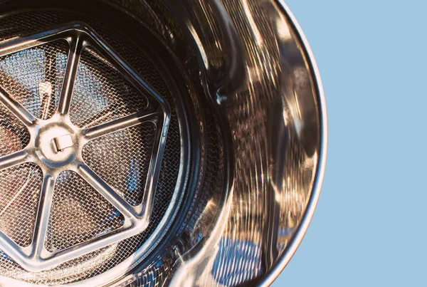 Parlak metalden yapılmış mutfak aletinin bir parçası.