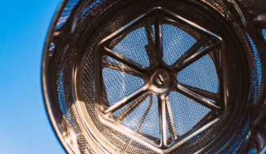 Parlak metalden yapılmış mutfak aletinin bir parçası.