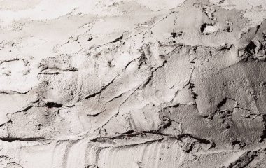 Duvar yenileme sırasında kaba alçıyla kaplıydı.