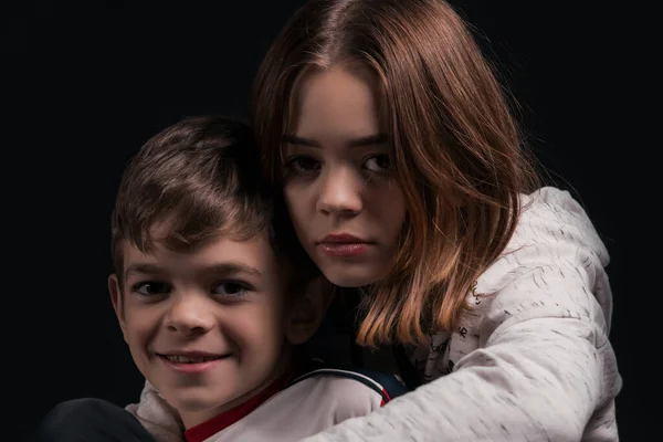 Küçük Kardeşiyle Karanlık Bir Zeminde Oynayan Bir Kız — Stok fotoğraf