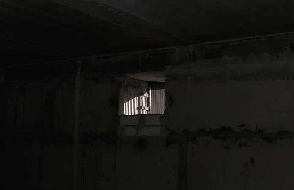 家の暗い地下室の小さな窓 — ストック写真