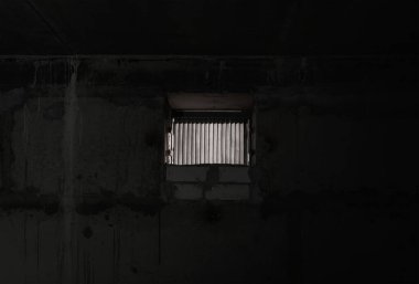 Evin karanlık bodrumunda küçük bir pencere.