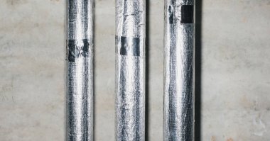 Yeni bir evin bodrumundaki iletişim boruları.