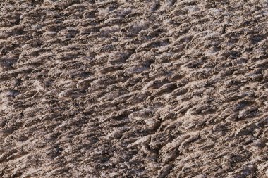 Çamur ve kumla karışık kirli kar manzarası