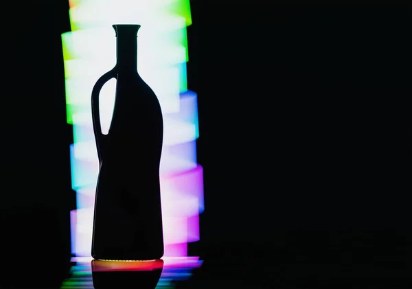Silueta Una Botella Con Asa Sobre Fondo Brillante Colorido —  Fotos de Stock