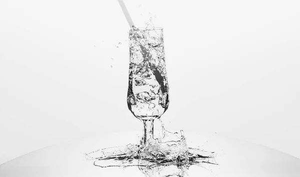 Vaso Vidrio Con Agua Burbujeante Sobre Fondo Blanco —  Fotos de Stock