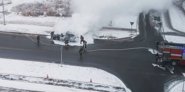 Yanmış bir yolcu aracının kışın bulanık görüntüsü.