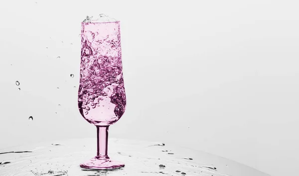 Vaso Vidrio Con Agua Burbujeante Sobre Fondo Blanco —  Fotos de Stock