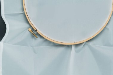 Beyaz tuvalli nakış halkası.