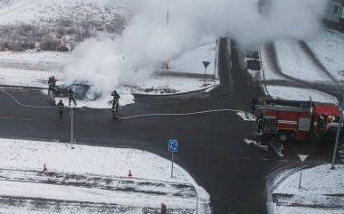 Yanmış bir yolcu aracının kışın bulanık görüntüsü.