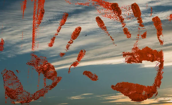 Отпечатки Рук Окрашенные Краской Стеклянной Гонке Видом Небо — стоковое фото
