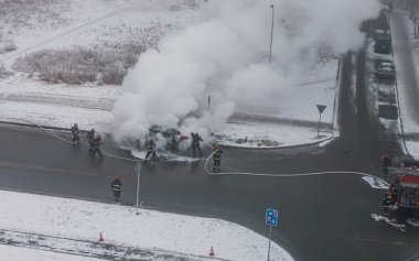 Yanmış bir yolcu aracının kışın bulanık görüntüsü.