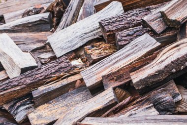 Kesilmiş odun yığını şömine için büyük bir yığın.