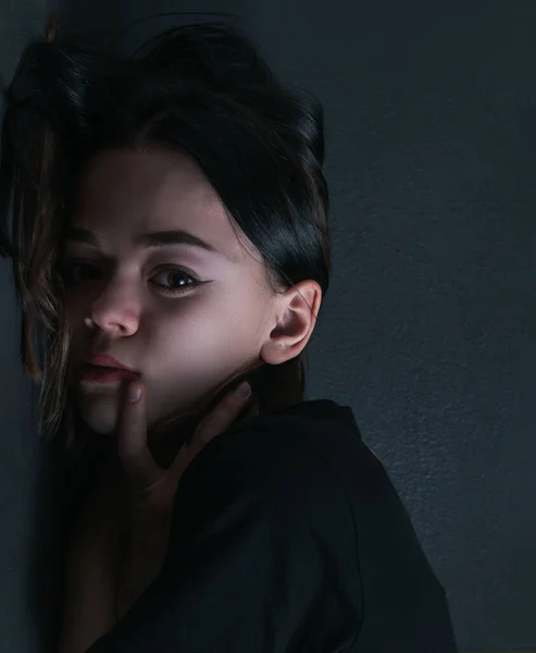 Retrato Uma Jovem Com Maquiagem Cabelos Longos Escuro — Fotografia de Stock