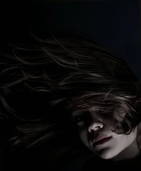Portrét Mladé Dívky Make Upem Dlouhými Vlasy Tmě — Stock fotografie