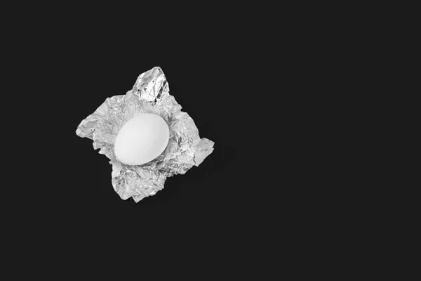 Œuf Poulet Enveloppé Dans Papier Aluminium Sur Fond Sombre — Photo