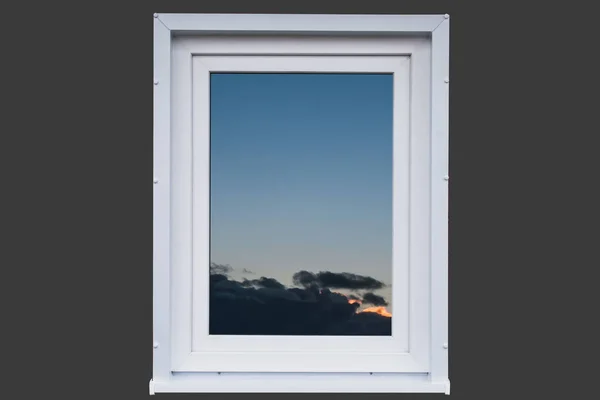Małe Białe Plastikowe Okno Zewnętrznymi Stokami — Zdjęcie stockowe