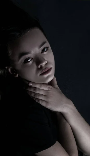 Retrato Una Joven Con Maquillaje Pelo Largo Oscuridad Imagen de archivo