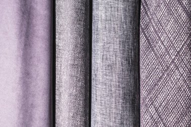 Perdeleri ve tülleri olan bir dükkanda tezgah.