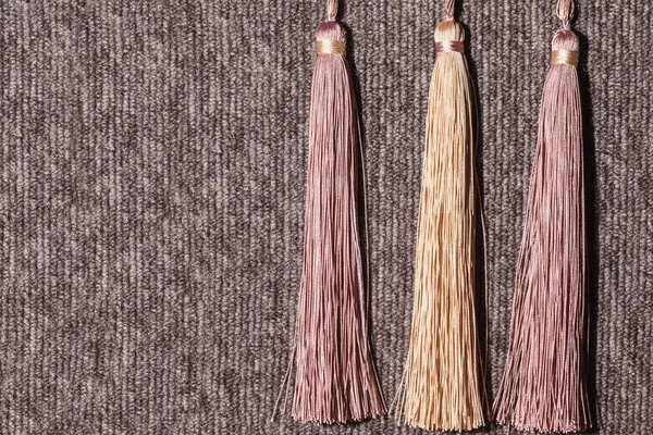 Gevlochten Hangers Met Franje Voor Gordijnen Van Verschillende Kleuren — Stockfoto