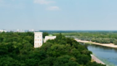 İnsanların eğlence parkının bulanık bir görüntüsü. Çeşmeli ve dolgulu.